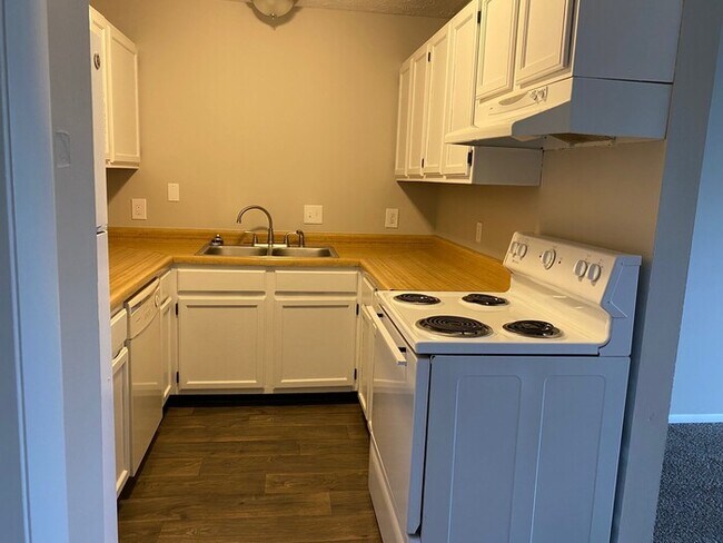 Building Photo - 1323 Ardee Ave