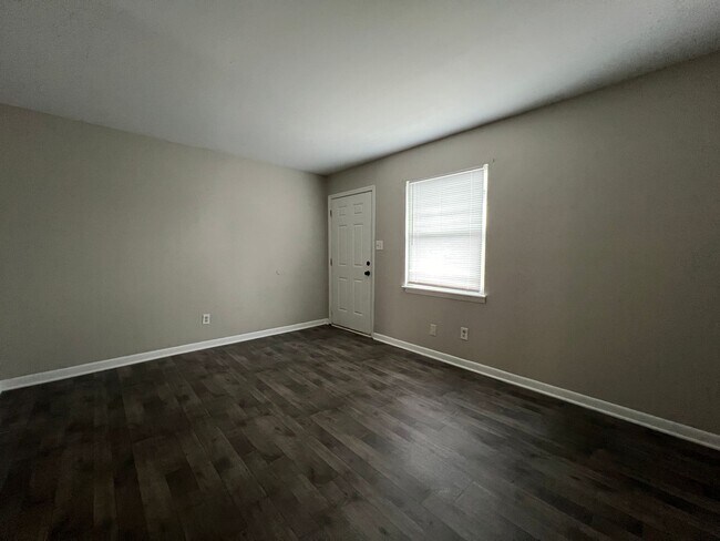 Foto del edificio - Classic Comfort, Modern Living: Welcome to 555 East Apartment Homes