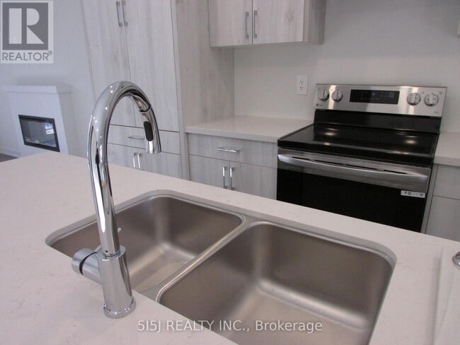 Building Photo - 18 Mermot Ln