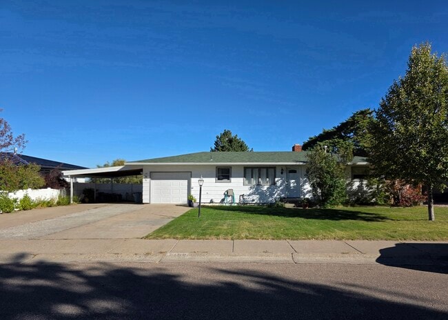 Fachada con garaje y cochera. - 1409 2nd West Hill Dr