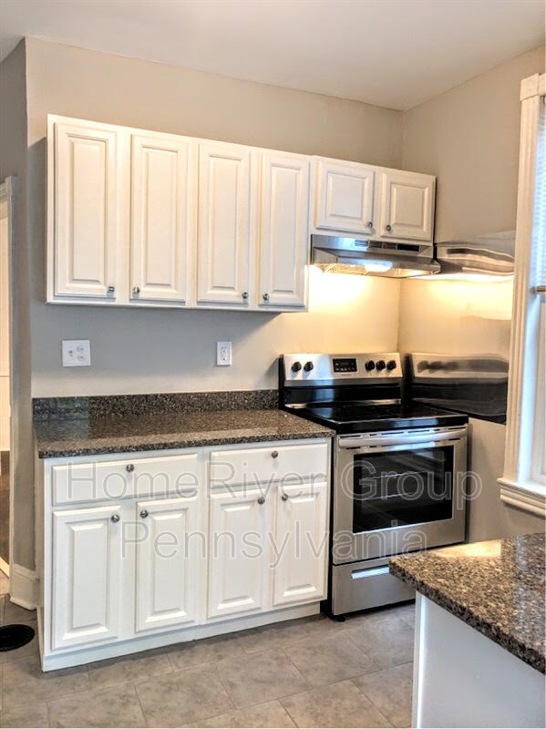 Building Photo - 544 N Wanamaker St