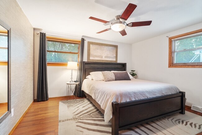 Building Photo - 1253 Roscoe St