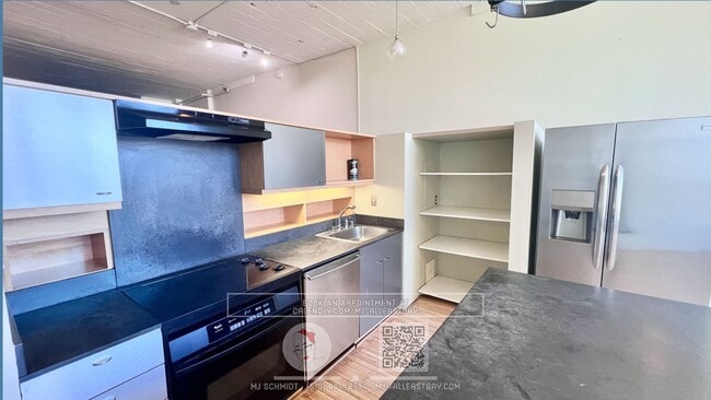Building Photo - Spacious and light loft in an amazing buil...
