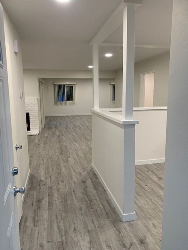 Foto del edificio - FANTASTIC 4BD 2BA HOUSE FOR LEASE ON CUL D...