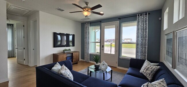 Foto del edificio - Townhome With Fenced Yard, Neighborhood Pickleball Court, Dog Park, Yard Maintenance Paid