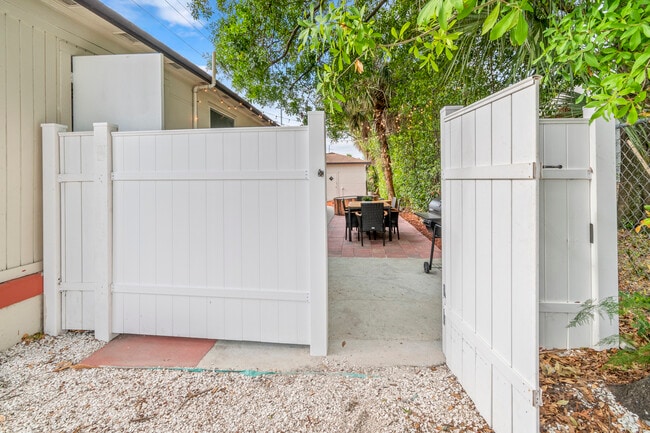 Building Photo - 2402 W Cypress St