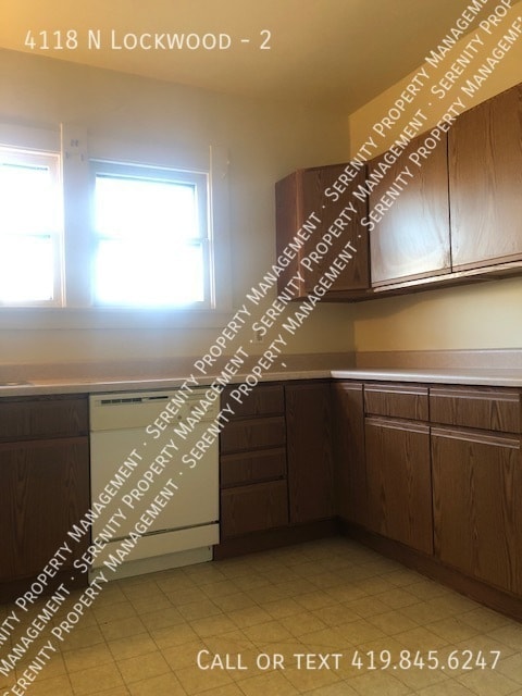 Building Photo - Charming Two Bed One Bath Upper Duplex Ava...