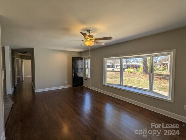 Foto del edificio - 354 Fieldstone Rd