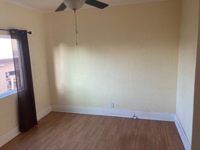Foto del edificio - 1267 S Plymouth Blvd