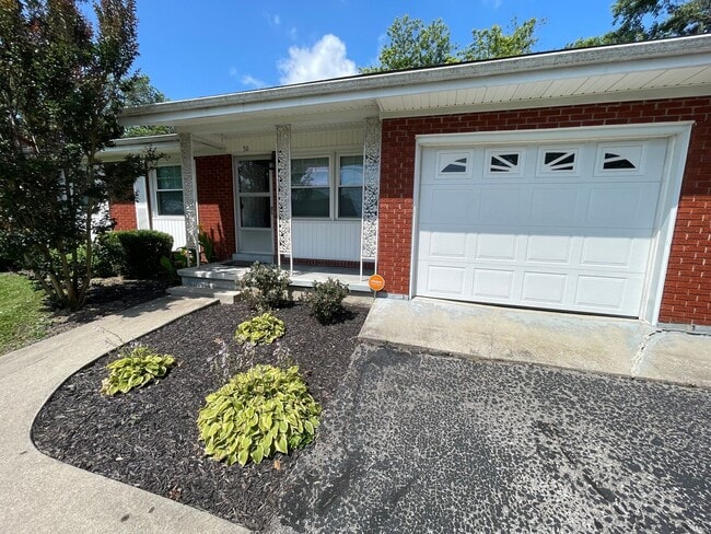 Building Photo - Town and Country Home For Rent