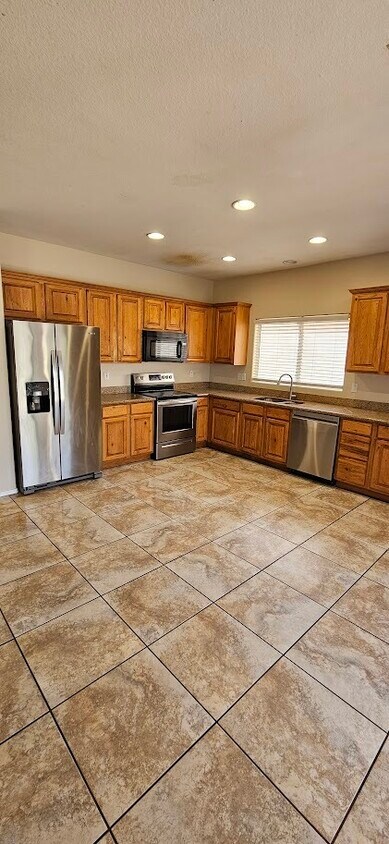 Primary Photo - Fantastic 5BEDROOM+LOFT / 3 BATH home For ...