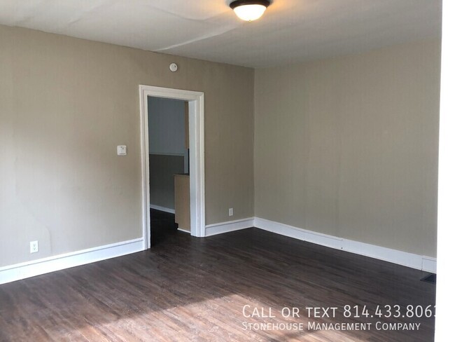 Building Photo - 1st floor 1 bedroom available with Washer ...