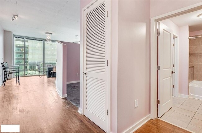Foto del edificio - 3324 Peachtree Rd NE