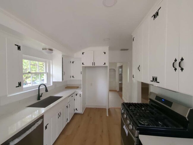 Foto del edificio - Rehabbed 2-Bed 2-Bath Home with Pool, Pool...