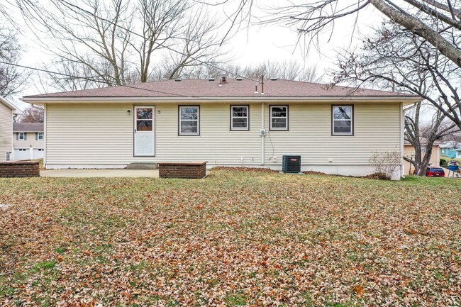 Building Photo - Large single-family home