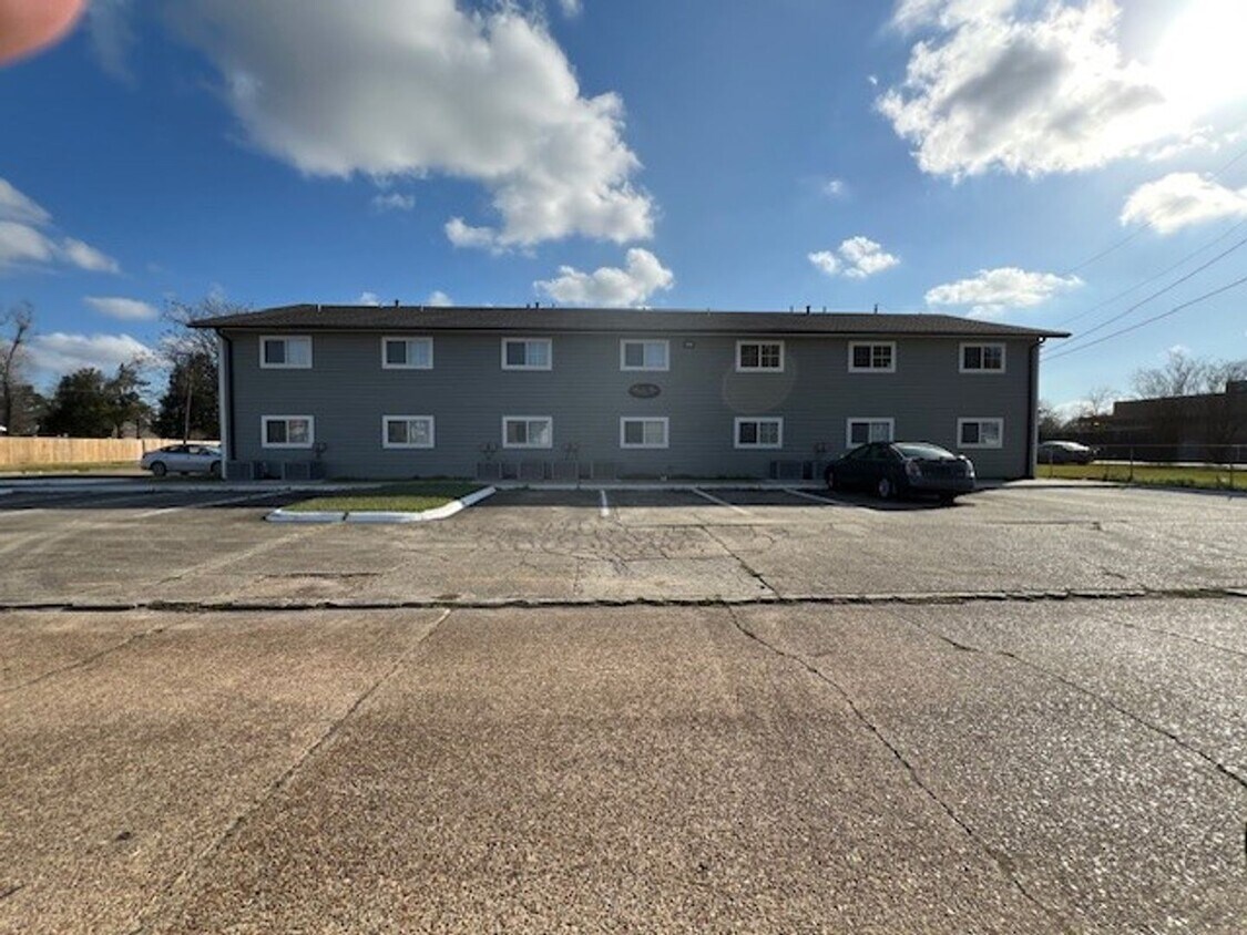Foto principal - Newly Renovated 2B/1B Apartment Available ...