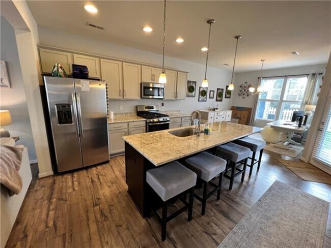 Building Photo - 8011 Rutland Village Dr