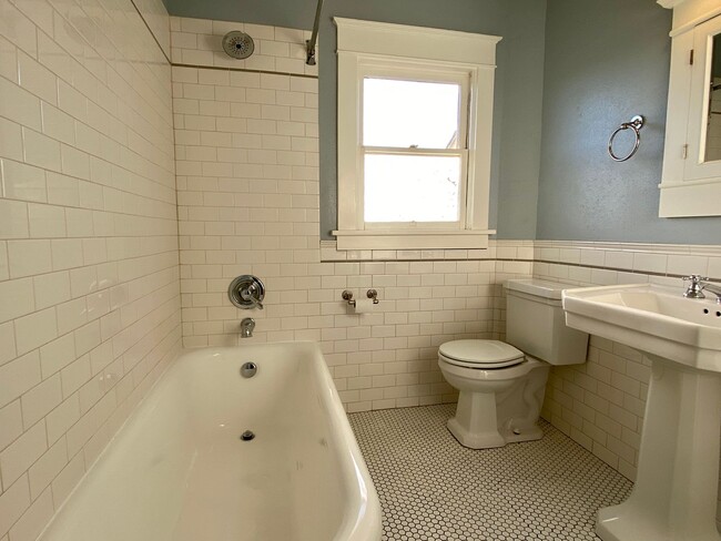 Foto del edificio - Gorgeous, remodeled 1925 Bungalow 4 bed 2 ...