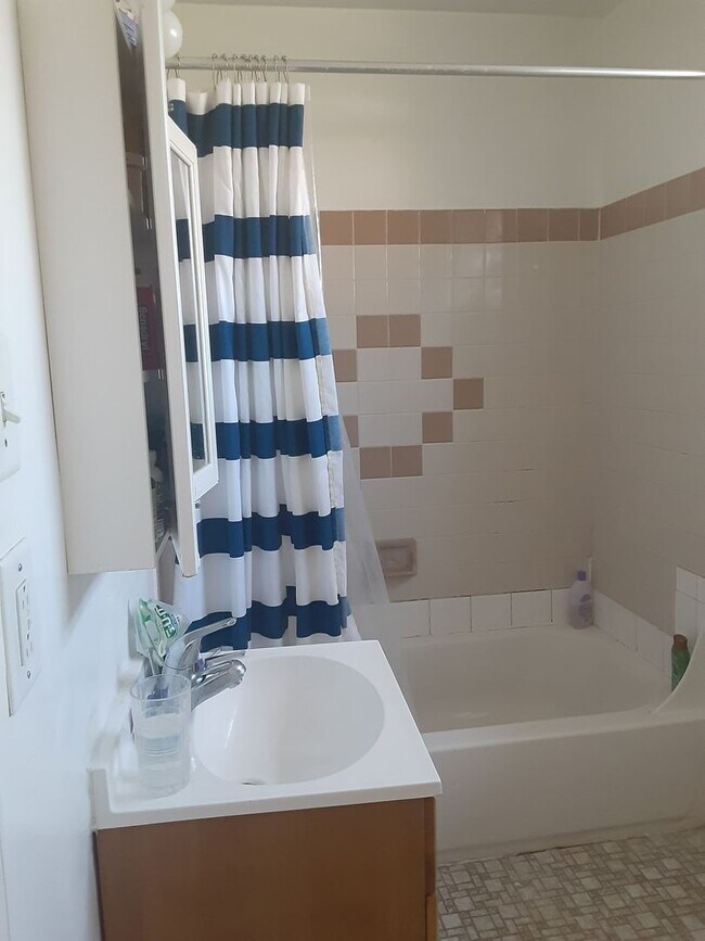 Building Photo - Perfectly updated 1BR - Easy access to UPenn, USciences & Drexel