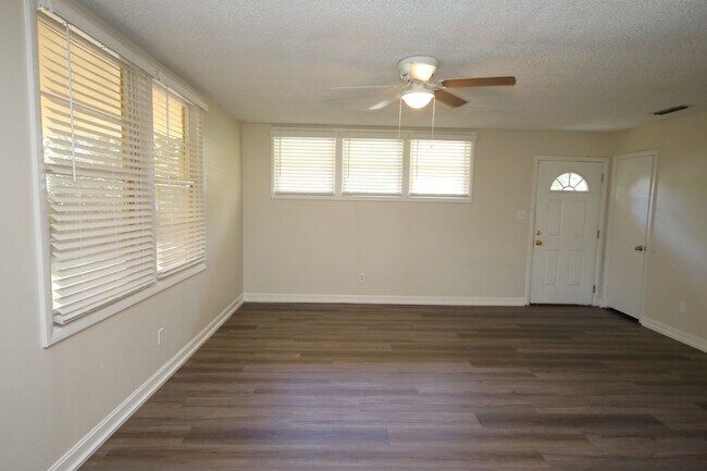 Building Photo - 902 Ridgewood Dr