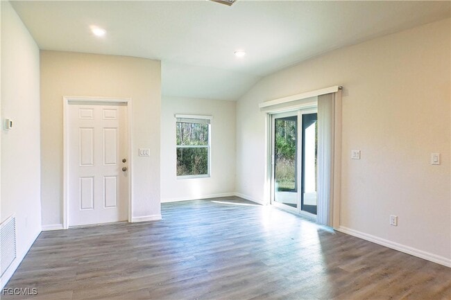 Foto del edificio - 225 Rogers St