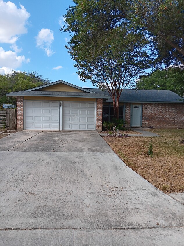 Foto principal - 7717 Hunter Oaks St