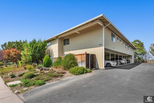 Building Photo - 1965 Ascot Dr