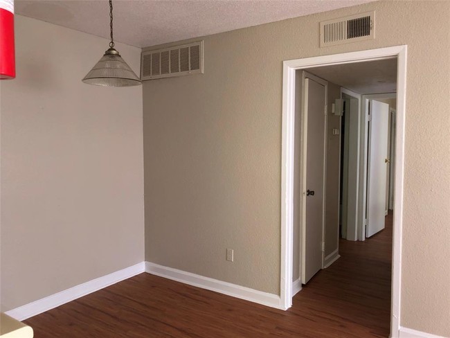 Building Photo - 9800 Braeburn Glen Blvd