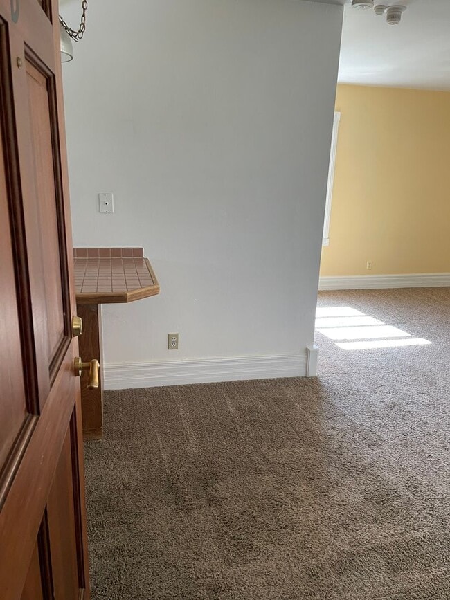 Building Photo - Beautiful Quiet Studio Apartment in Edgemont