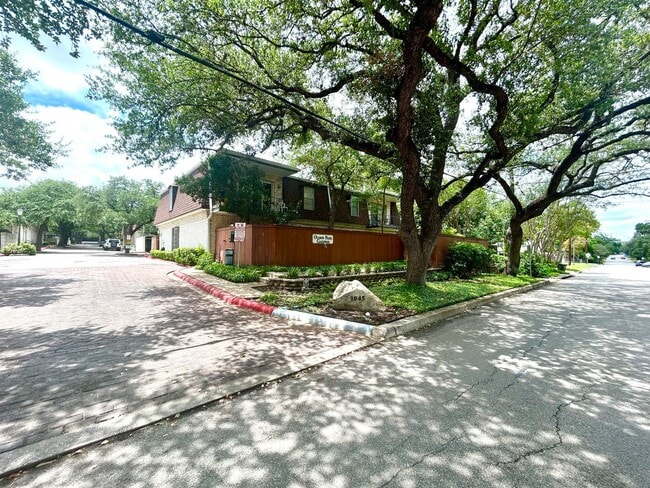 Building Photo - MOVE IN SPECIAL Upstairs Condo with Premium Amenities & Hardwood Floors!