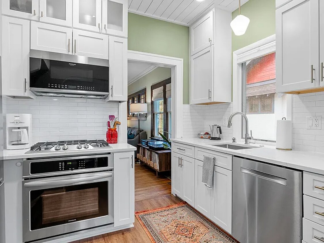 Foto principal - 2 Bed | 1 Bath House in Desired Mpls Neigh...