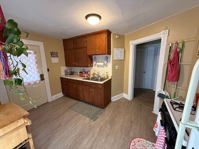 Building Photo - Spacious 1-Bedroom Upper Unit