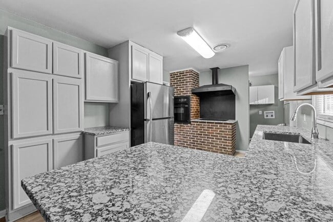 Foto del edificio - 2226 Raleigh Dr