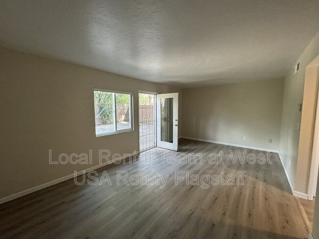 Photo - 702 E Crestview Ave Townhome