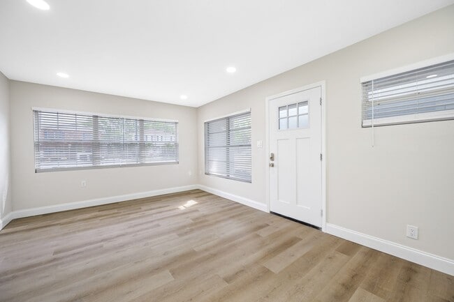 Building Photo - Davis Islands 1/1 Renovated Apartment - IN...