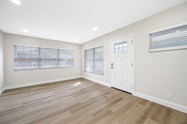Foto del edificio - Renovated OVERSIZED 2 Bed/2 Bath at 140 Da...