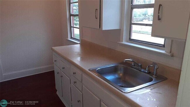 Building Photo - 331 Taylor Ave