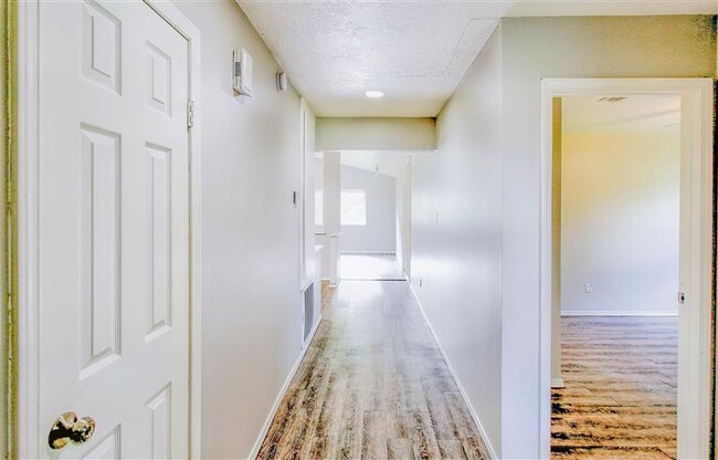 Building Photo - Specious 3 bedrooms 2 bathroom Available