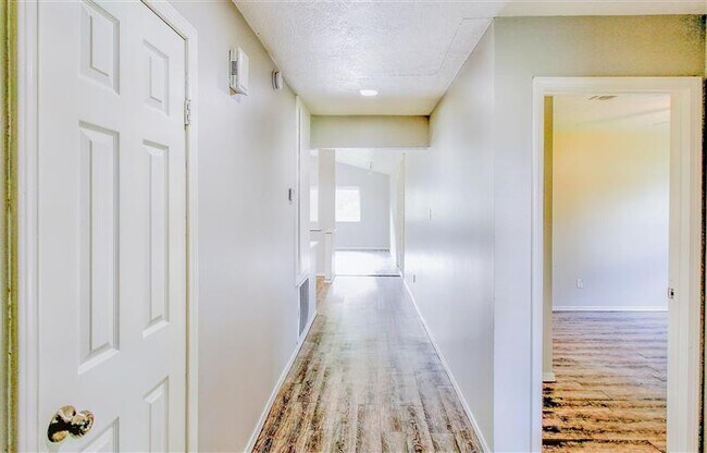 Foto del edificio - Specious 3 bedrooms 2 bathroom Available