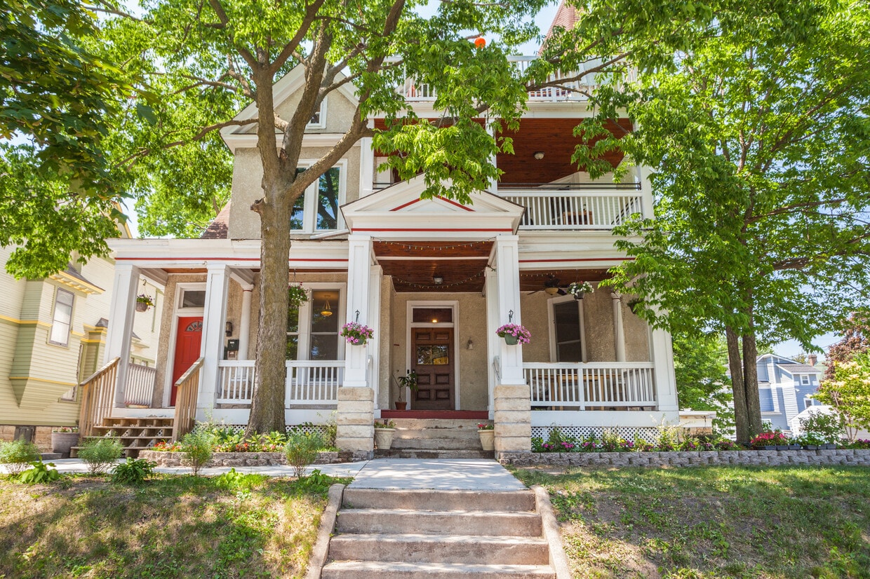 Primary Photo - 2600 Colfax Ave South