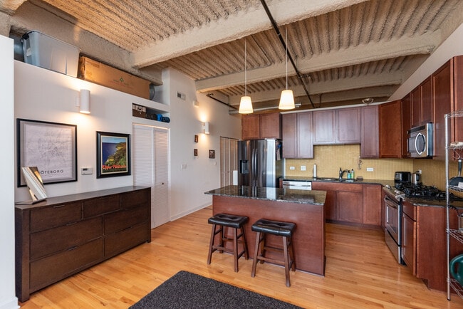 Building Photo - 2545 S Dearborn-