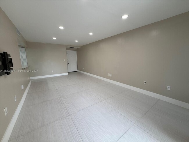 Building Photo - 9405 Fontainebleau Blvd