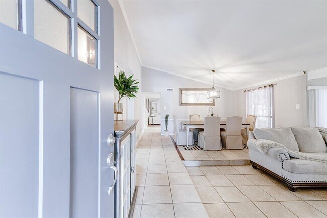 Foto del edificio - 5606 Hardwood Forest Dr