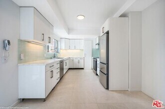 Building Photo - 838 N Doheny Dr