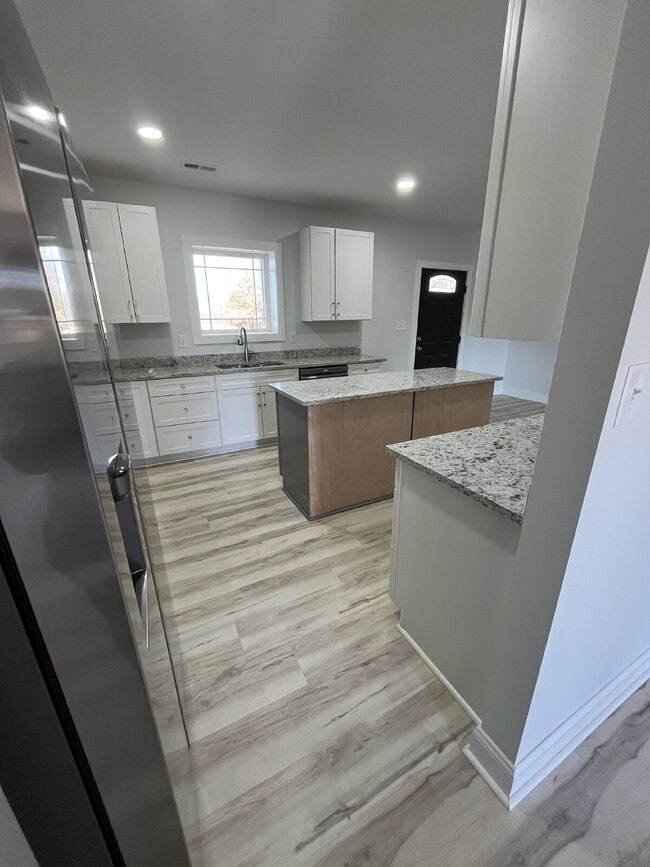 Building Photo - New Built Home 3-Bedroom Kernersville Home with Granite Touches and 2 Full Baths!"