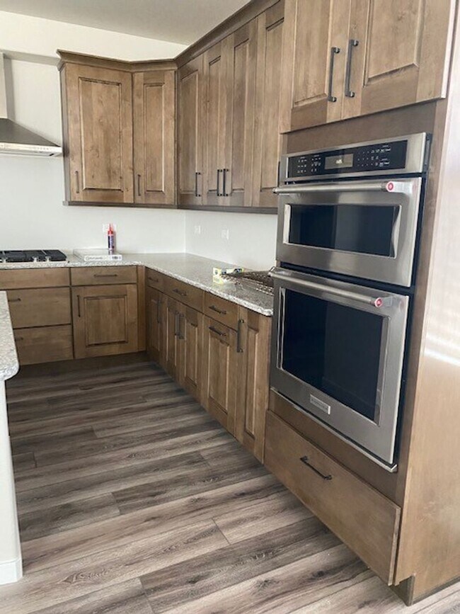 Foto del edificio - STUNNING 4 BED/4 BATH PATIO HOME IN FLYING HORSE!