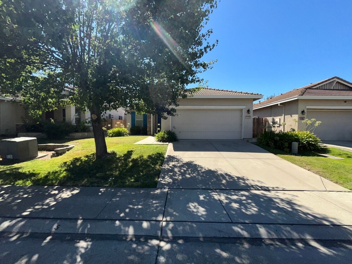 Primary Photo - 3 Bed | 2 Bath | 1330SF | Tenant Pays $200...