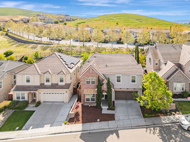 Building Photo - Stunning 5 Bedroom Plus Loft, 3 Bathroom Home in Perfect Dublin Location