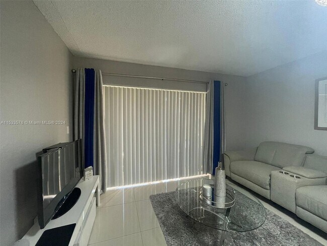Foto del edificio - 8235 Ibis Club Drive Unit 310