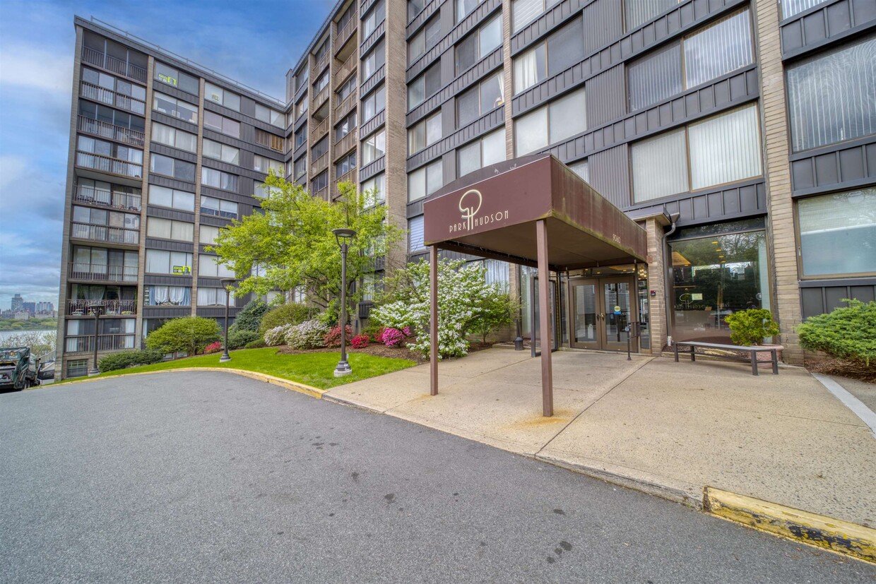 Primary Photo - 9060 Palisade Ave